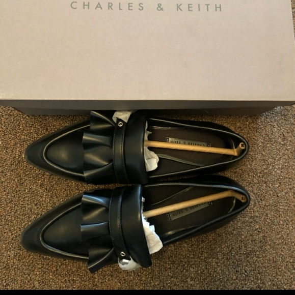 Charles & Keith Pointy Leather Flats Black size 5 - Picture 3 of 3